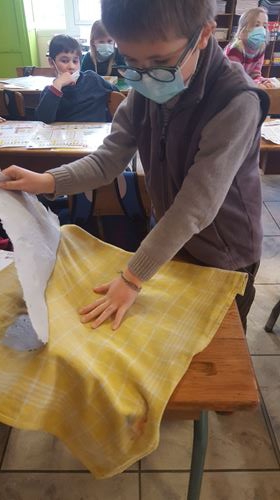 Une fois bien sec, on décolle la feuille de papier du tissu.