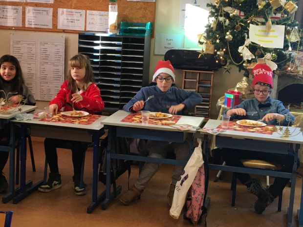 Le repas et le film de Noël ( Article rédigé lors des ateliers d’écriture par Gabin, Camille,Léopold et Anthony)