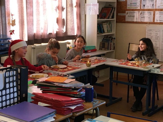 Le repas et le film de Noël ( Article rédigé lors des ateliers d’écriture par Gabin, Camille,Léopold et Anthony)