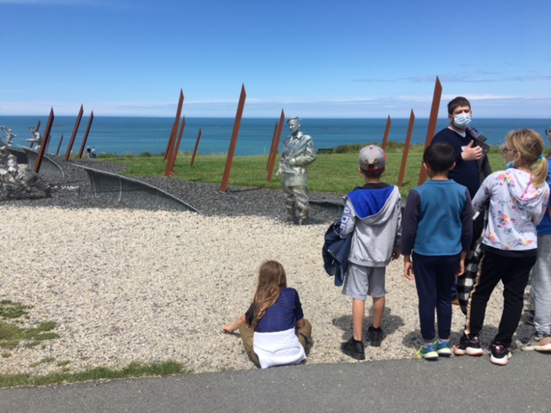 Sortie scolaire de fin d’année à Arromanches sous le le thème de la seconde guerre mondiale et sous un soleil radieux