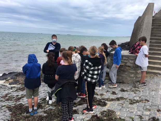 Sortie scolaire de fin d’année à Arromanches sous le le thème de la seconde guerre mondiale et sous un soleil radieux