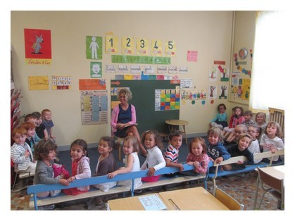 Bonjour nous sommes la classe de Petite et Moyenne Section , notre maîtresse s'appelle Sylvie Doughty-Gougeon et notre aide maternelle c'est Jorisse.