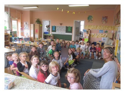Voici la classe de Grande section notre maîtresse c'est Claire Kahlouche et notre aide maternelle c'est Brigitte. Voici la classe de Grande section notre maîtresse c'est Claire Kahlouche et notre aide maternelle c'est Brigitte.