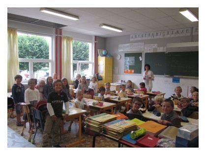 Nous sommes la classe de CP/CE1 et notre maîtresse c'est Mme Menant. Nous sommes la classe de CP/CE1 et notre maîtresse c'est Mme Menant.