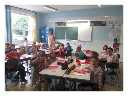 Notre maîtresse c'est Mme Ferdy. Notre maîtresse c'est Mme Ferdy.