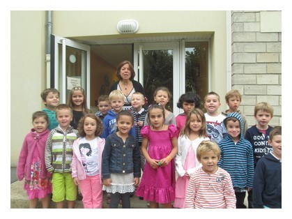 Bonjour , nous sommes la classe de Grande Section /CP notre maîtresse c'est Mme Pelletier Bonjour , nous sommes la classe de Grande Section /CP notre maîtresse c'est Mme Pelletier