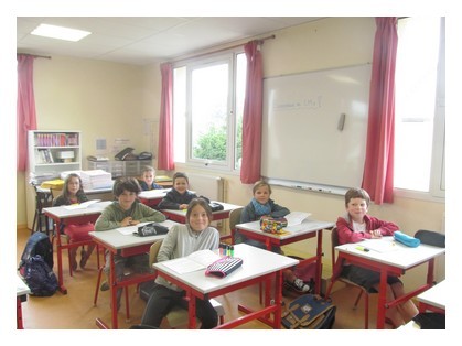 Notre maîtresse c'est Mme Mandonnet. Notre maîtresse c'est Mme Mandonnet.