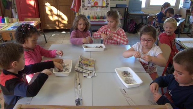 Les GS ont commencé par déchirer des petits bouts de papier journal.