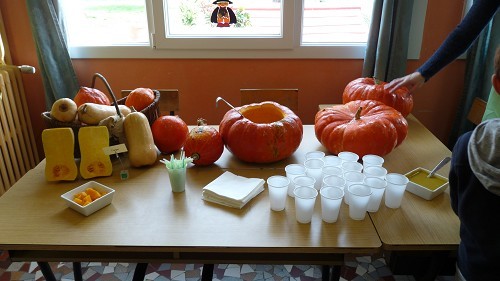 Les deux classes de GS et GS/CP goûtent des anciens légumes.