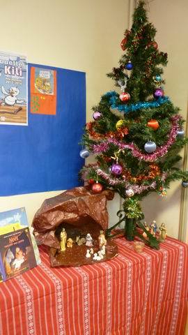 Notre sapin avec la crèche ! Notre sapin avec la crèche !