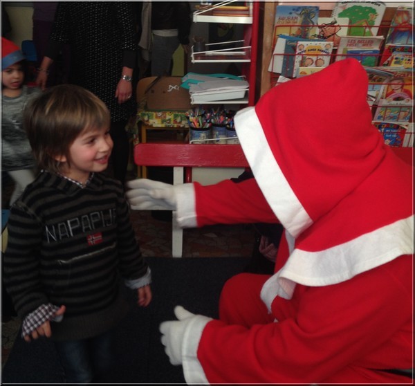 Visite du Père Noël à l'école.