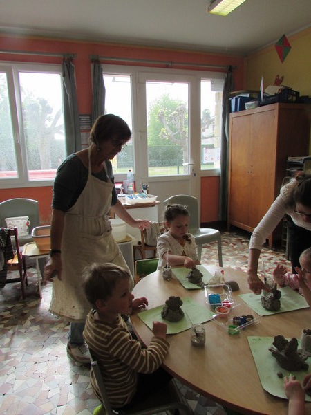Les Maternelles en "atelier modelage." Les Maternelles en "atelier modelage."