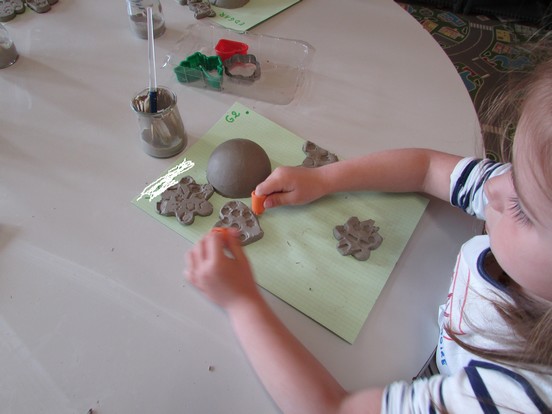 Les Maternelles en "atelier modelage." Les Maternelles en "atelier modelage."