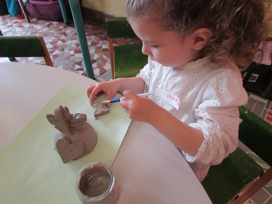 Les Maternelles en "atelier modelage." Les Maternelles en "atelier modelage."