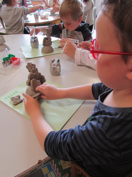 Les Maternelles en "atelier modelage." Les Maternelles en "atelier modelage."