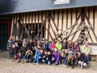 Les CP/CE1 en sortie scolaire à la boulangerie "Les co'pains" et à la chèvrerie