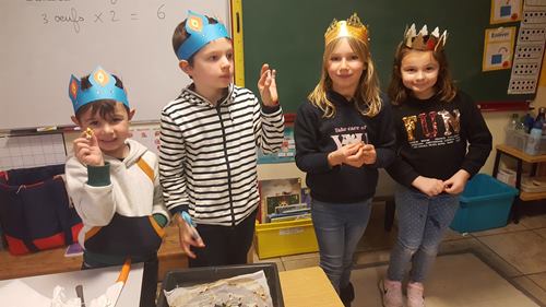 Les CP et les CE1 fêtent les rois Les CP et les CE1 fêtent les rois