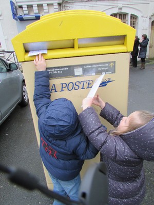 Une lettre à la poste! Une lettre à la poste!