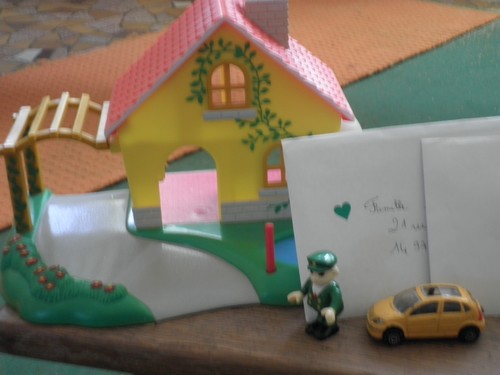 Une lettre à la poste! Une lettre à la poste!