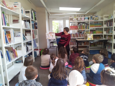 Le voisin lit un livre Le voisin lit un livre