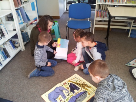 Le voisin lit un livre Le voisin lit un livre