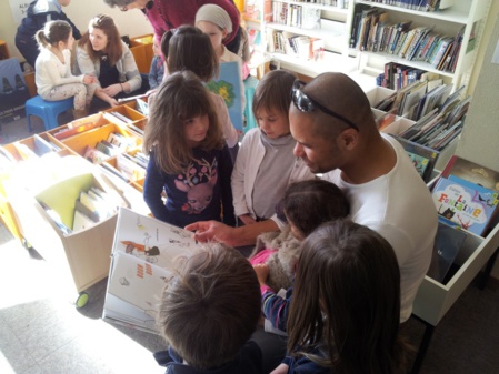 Le voisin lit un livre Le voisin lit un livre