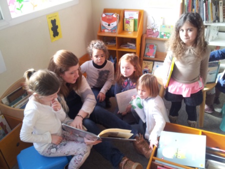 Le voisin lit un livre Le voisin lit un livre