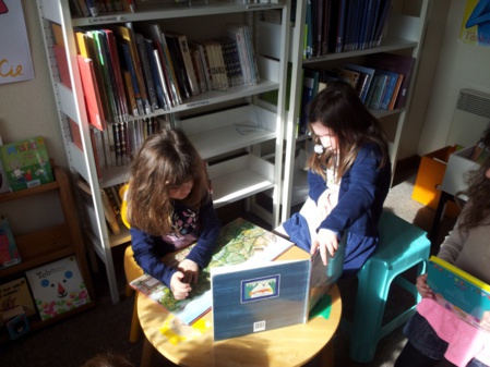 Le voisin lit un livre Le voisin lit un livre