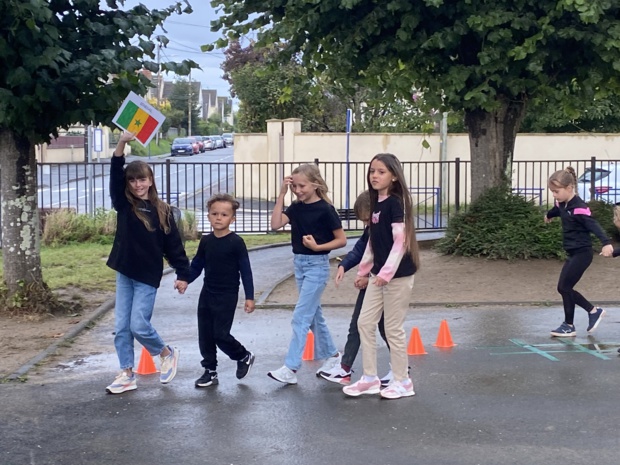 Jeu « En route vers les JO 2024 » avec toutes les classes de l’école Jeu « En route vers les JO 2024 » avec toutes les classes de l’école