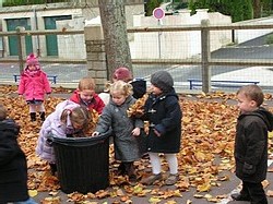 Ecole Sacré Coeur, Ouistreham, ramassage des feuilles !