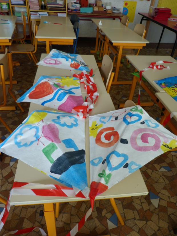 Les enfants du cycle 2 fabriquent des cerfs-volants Les enfants du cycle 2 fabriquent des cerfs-volants