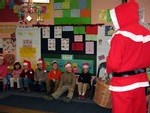 Ecole Sacre Ceur, Ouistreham, visite du Père Noël, les enfants chantent