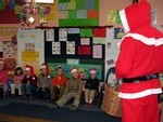 Ecole Sacre Ceur, Ouistreham, visite du Père Noël, les enfants chantent Ecole Sacre Ceur, Ouistreham, visite du Père Noël, les enfants chantent
