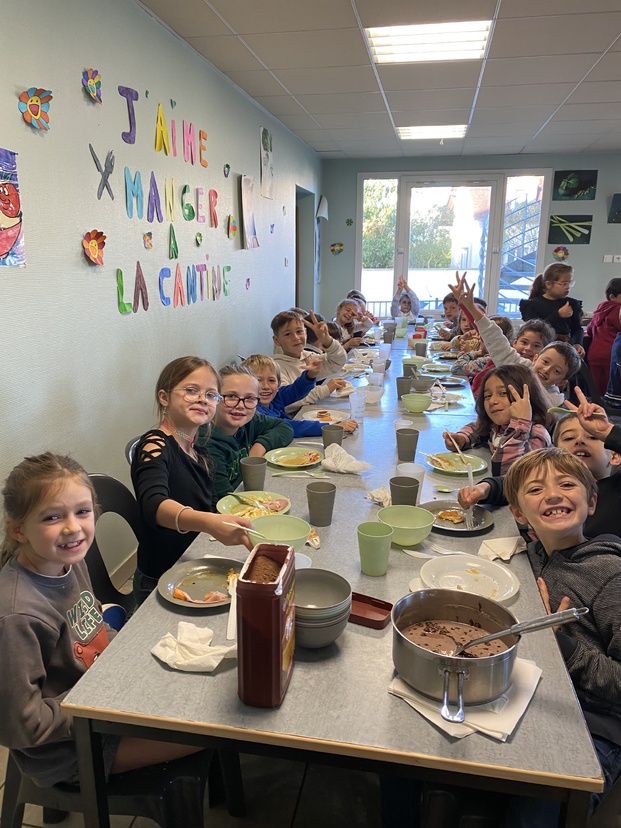 Lors de la semaine du goût, les CE2 dégustent un petit déjeuner anglais… Lors de la semaine du goût, les CE2 dégustent un petit déjeuner anglais…