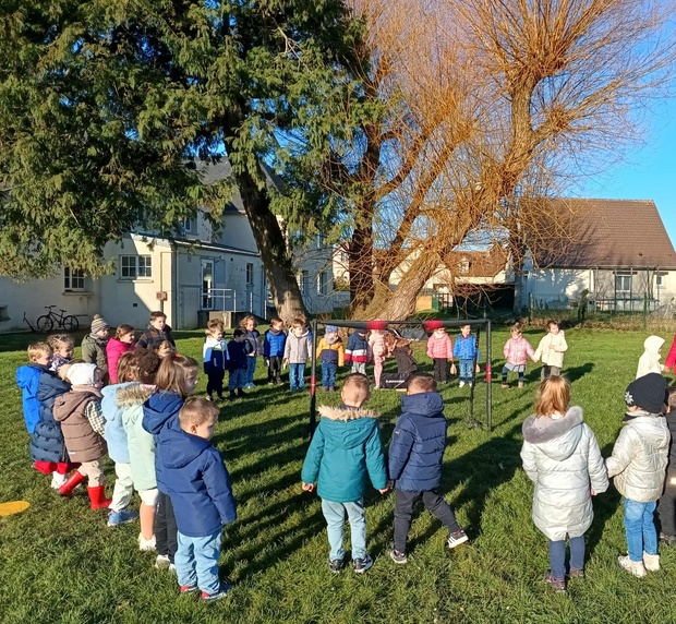 La classe dehors et la fête du carré en PS et MS La classe dehors et la fête du carré en PS et MS