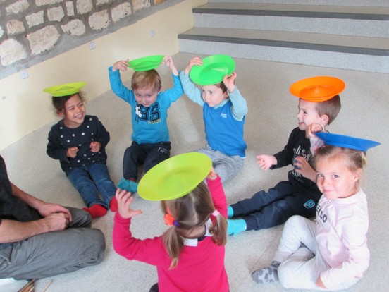 Les petits artistes du cirque.