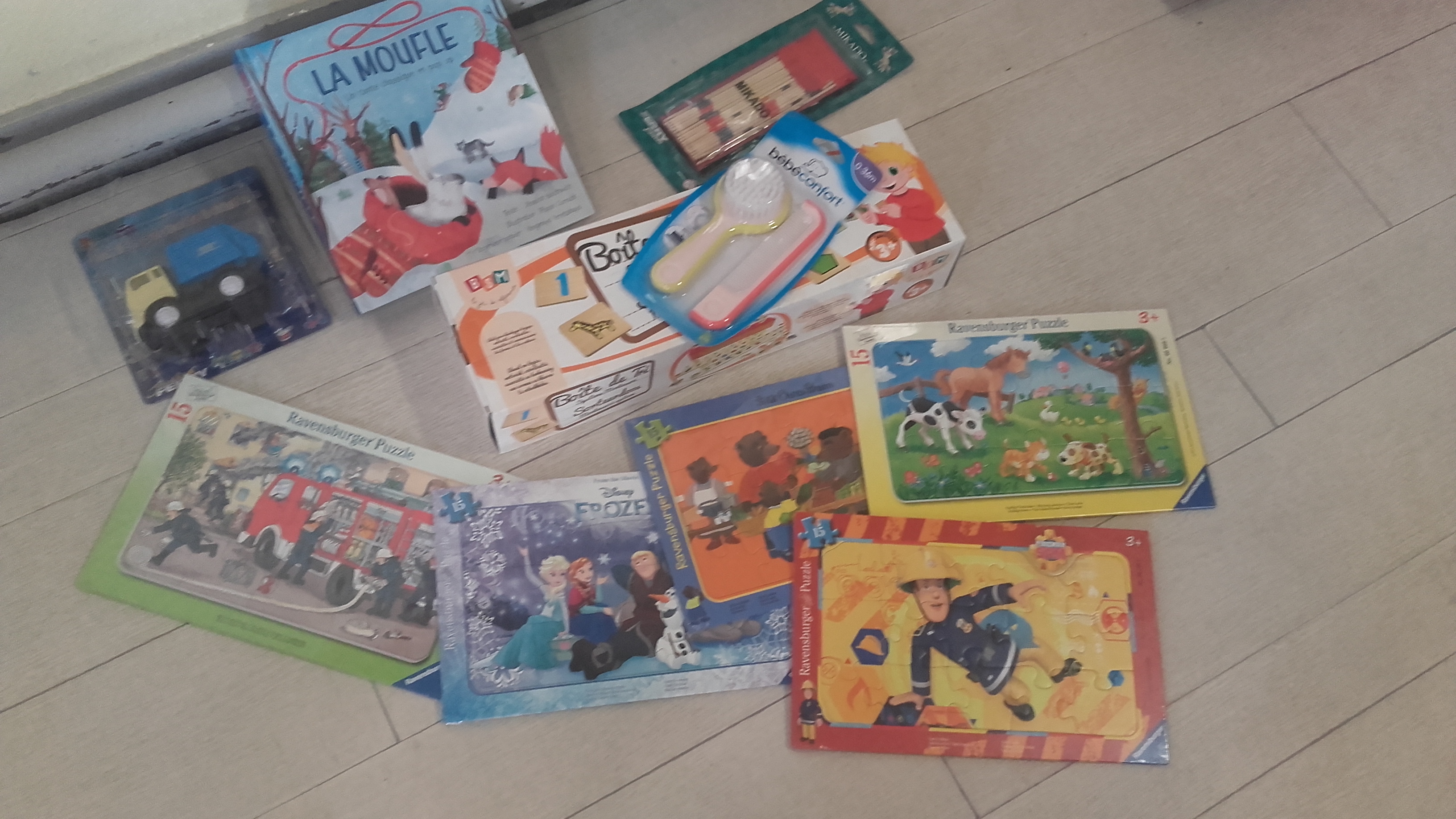 Le Père Noël est passé dans la classe. Le Père Noël est passé dans la classe.