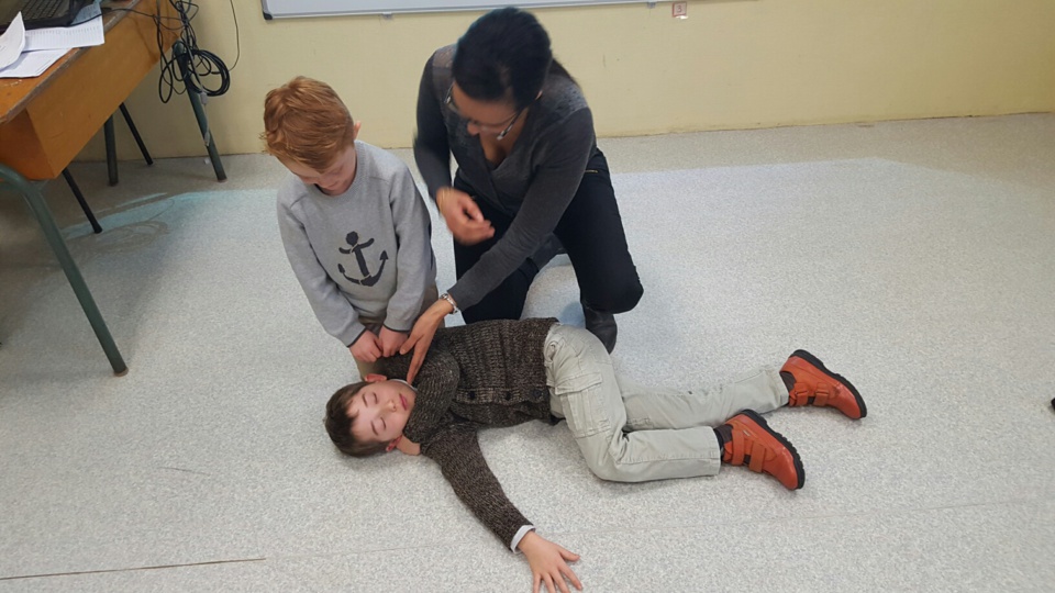 les cycles 2 apprennent les premiers gestes  pour porter secours. les cycles 2 apprennent les premiers gestes  pour porter secours.