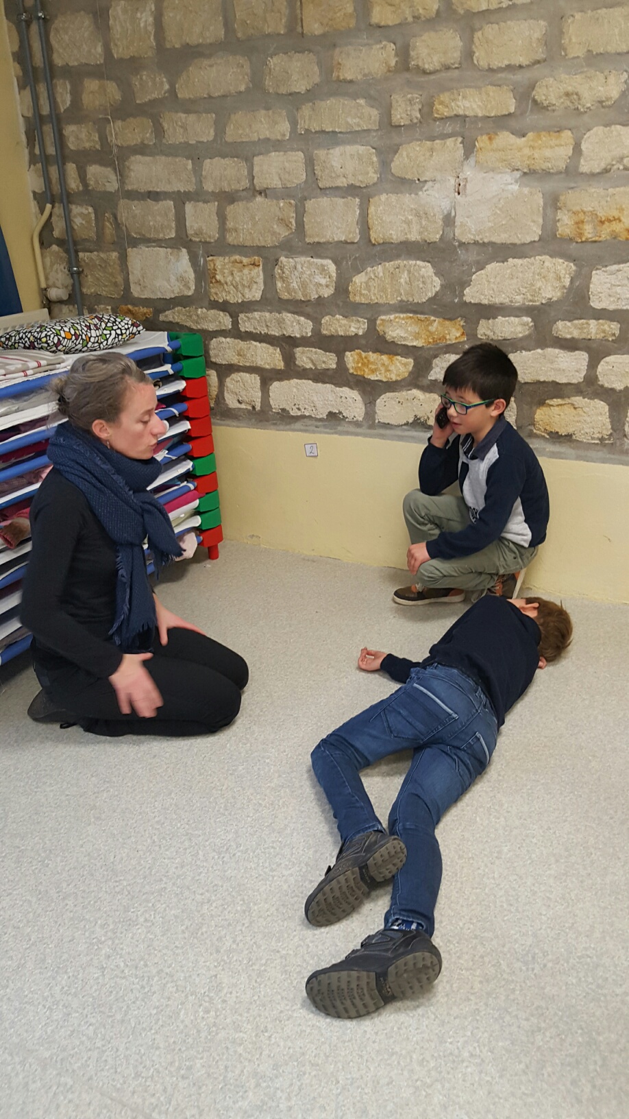 les cycles 2 apprennent les premiers gestes  pour porter secours. les cycles 2 apprennent les premiers gestes  pour porter secours.