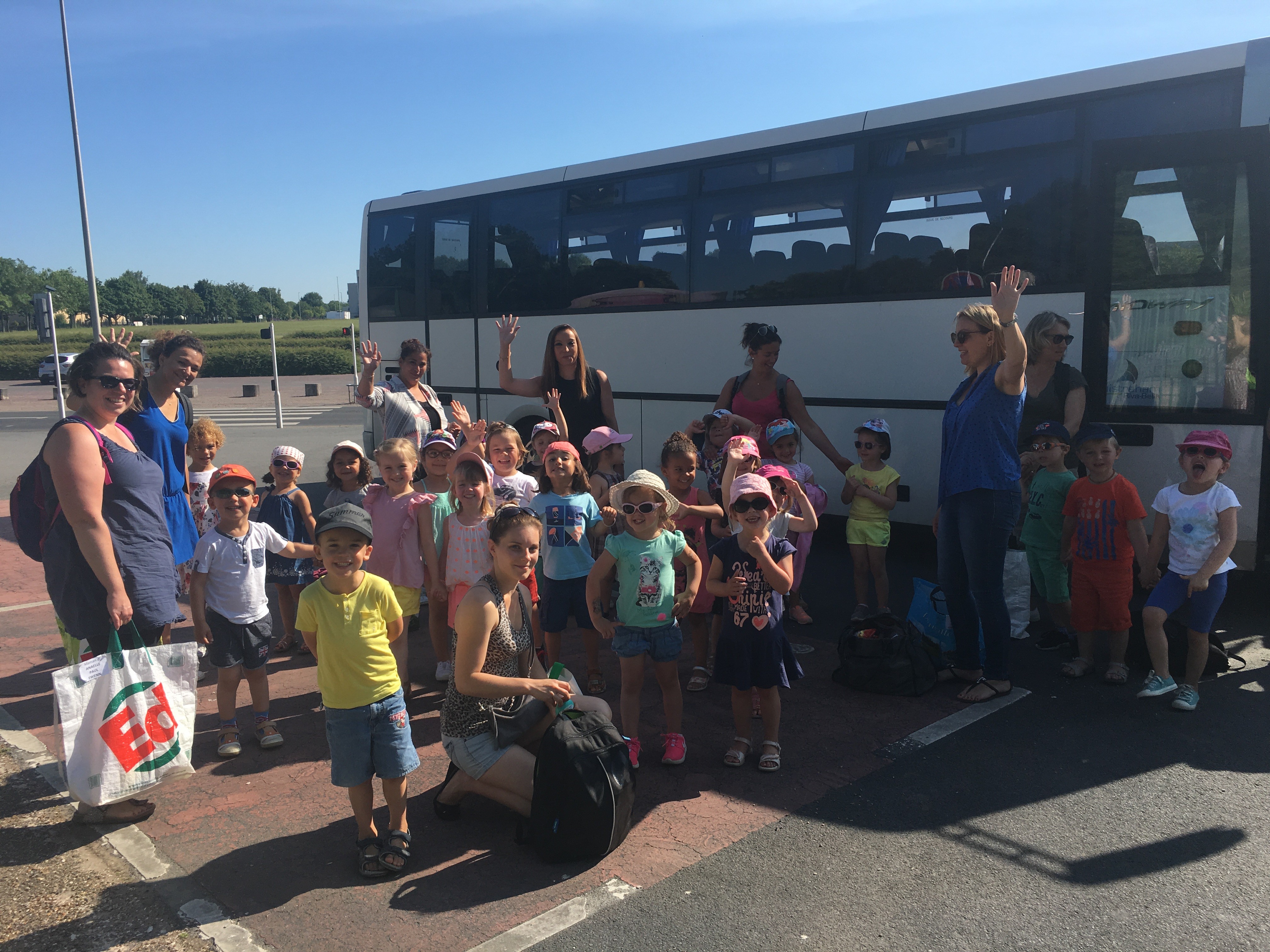 Arrivés à 10h, il fait déja très chaud, mais nous sommes équipés de lunettes de soleil, casquettes et de beaucoup de bouteilles d'eau !!!