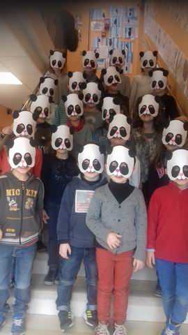 Qui se cachent sous ces masques de panda ?