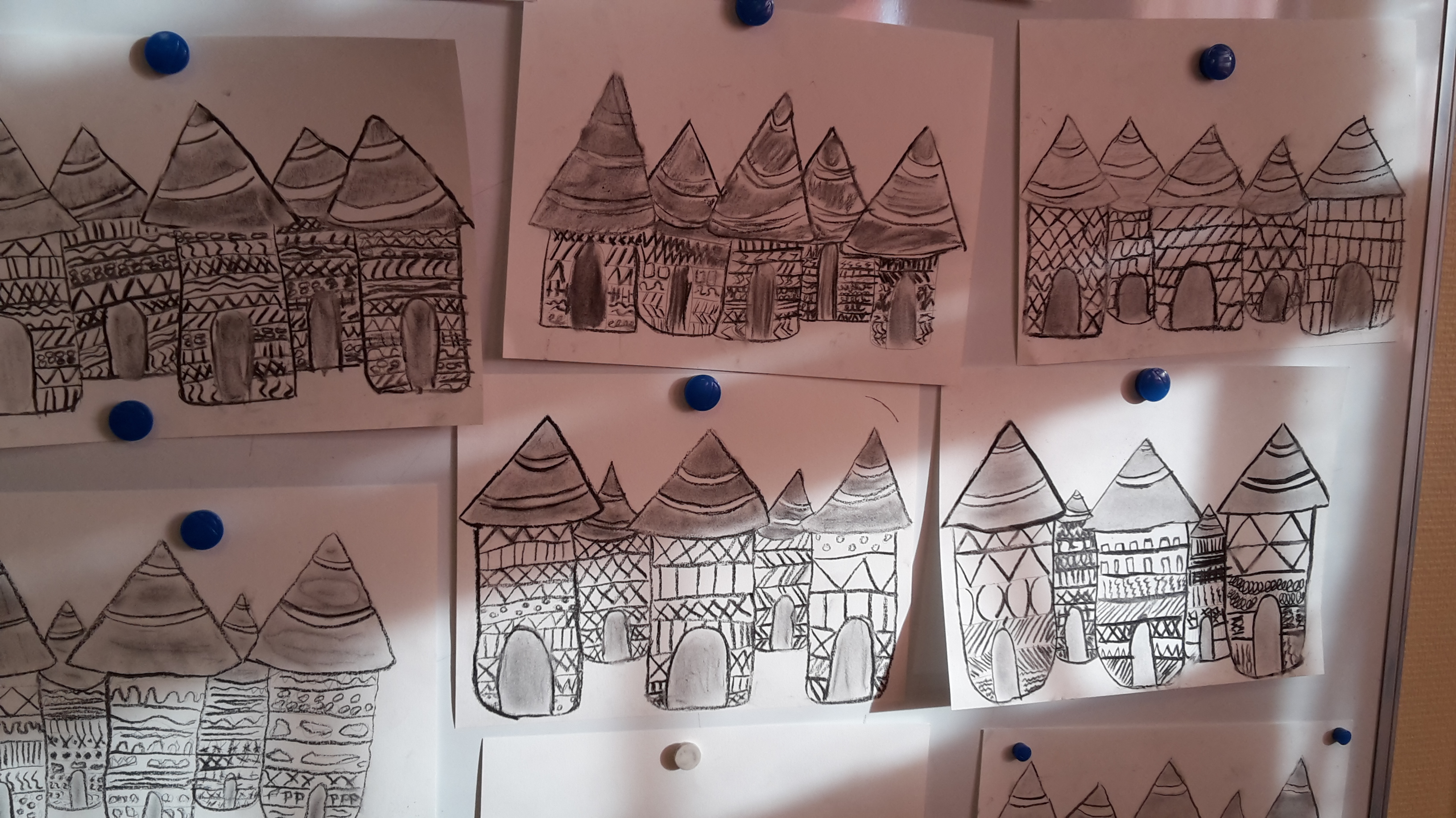 Village africain au fusain Village africain au fusain