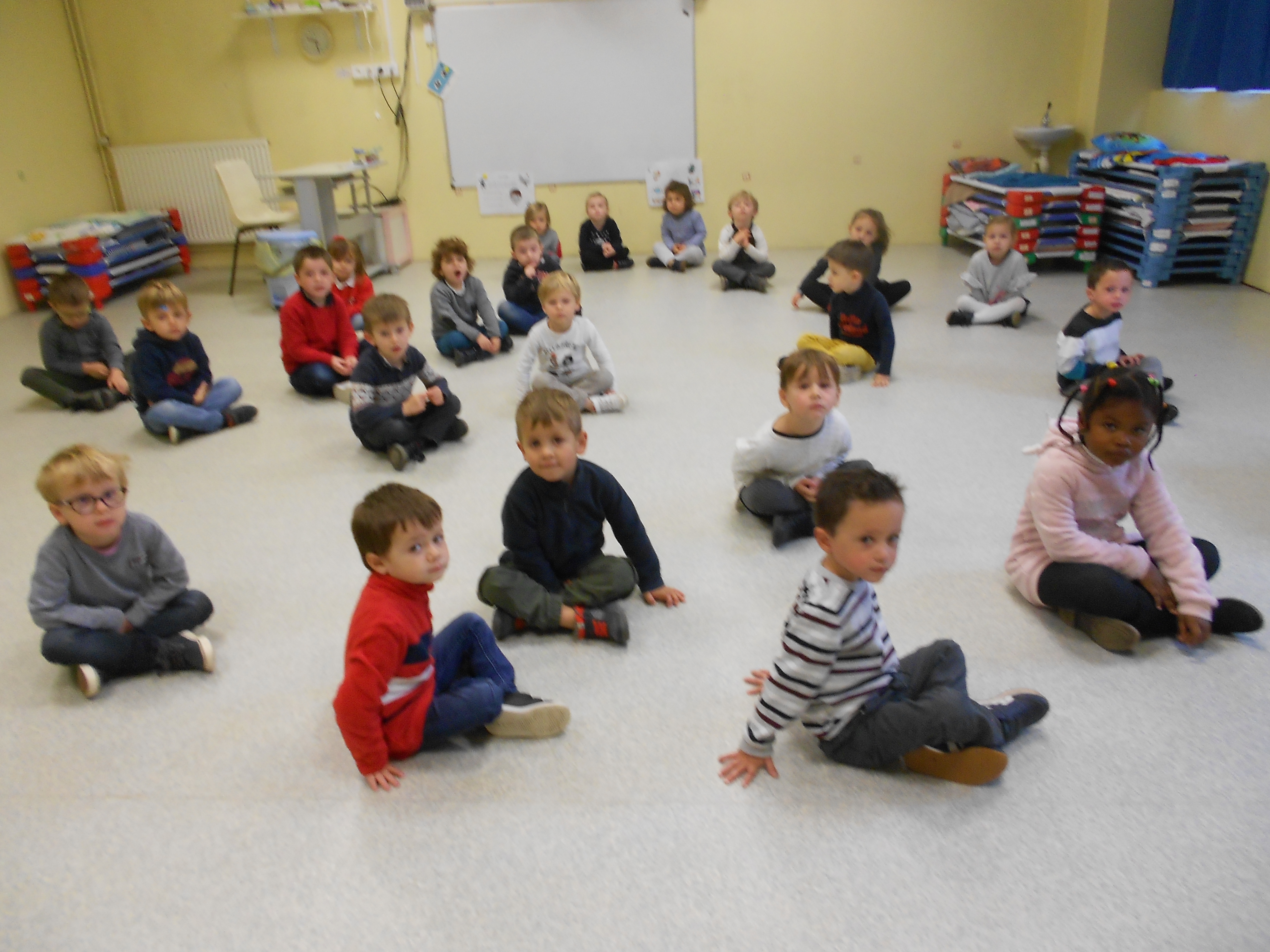 Les PS MS et les 3 petits cochons en yoga Les PS MS et les 3 petits cochons en yoga