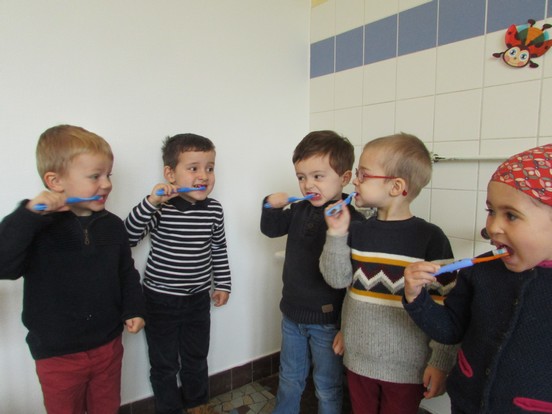 Brossons-nous bien les dents Brossons-nous bien les dents