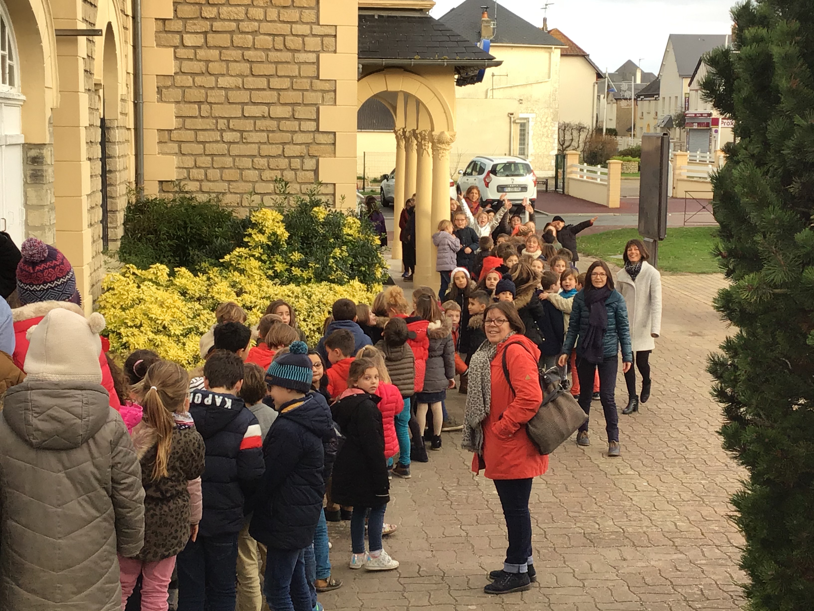 Les temps forts de Noël vus par les CM1/CM2 : la célébration et sa crèche vivante, le repas de Noël, la séance de cinéma.