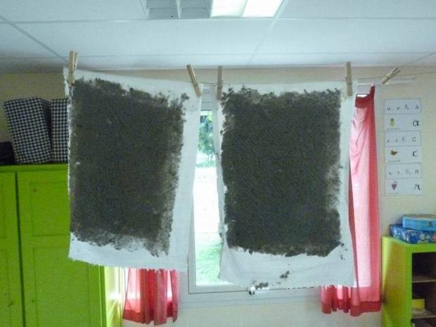 On étend les tissus avec la pâte et on laisse bien sécher. On étend les tissus avec la pâte et on laisse bien sécher.