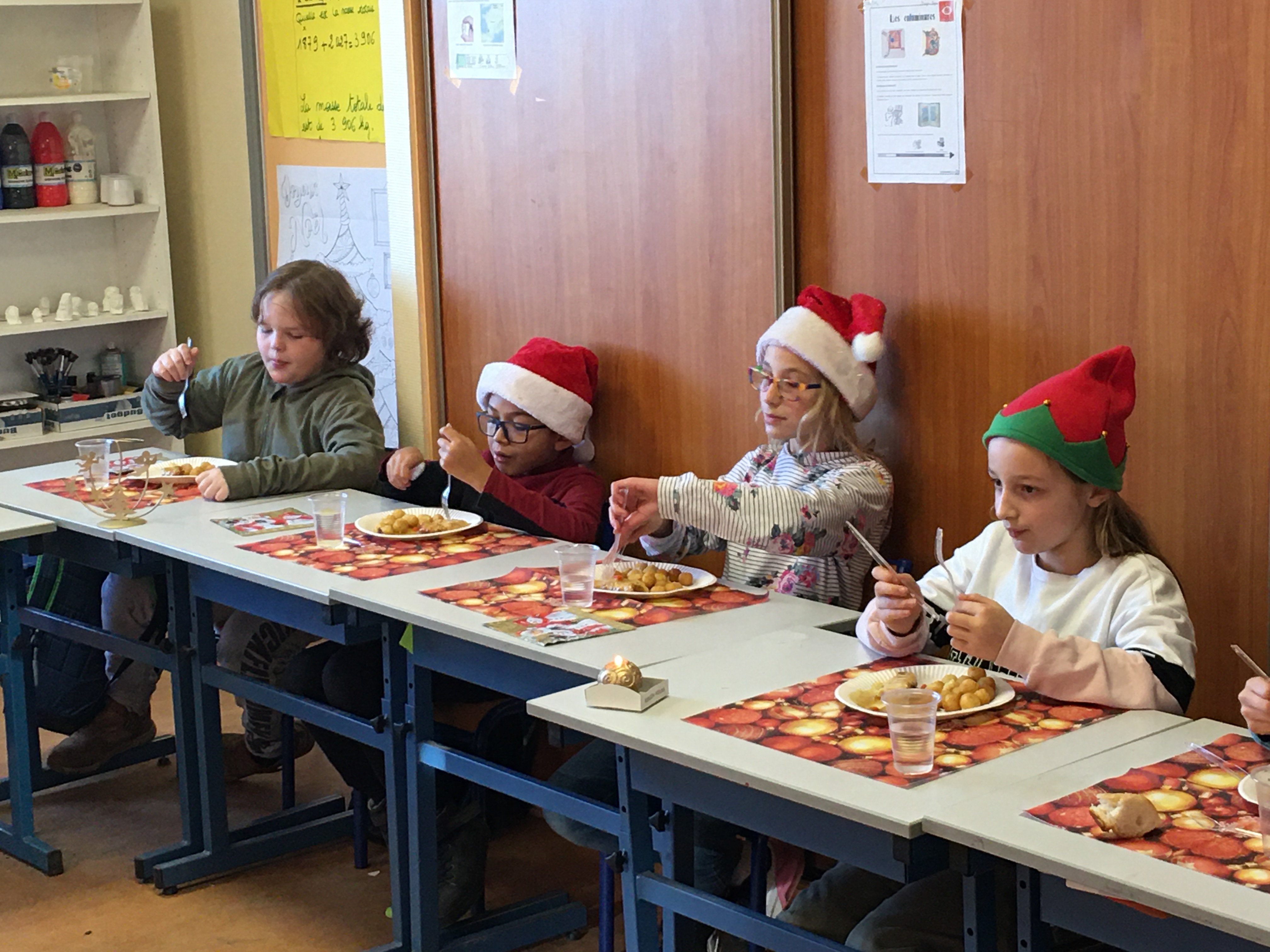 Le repas et le film de Noël ( Article rédigé lors des ateliers d’écriture par Gabin, Camille,Léopold et Anthony)
