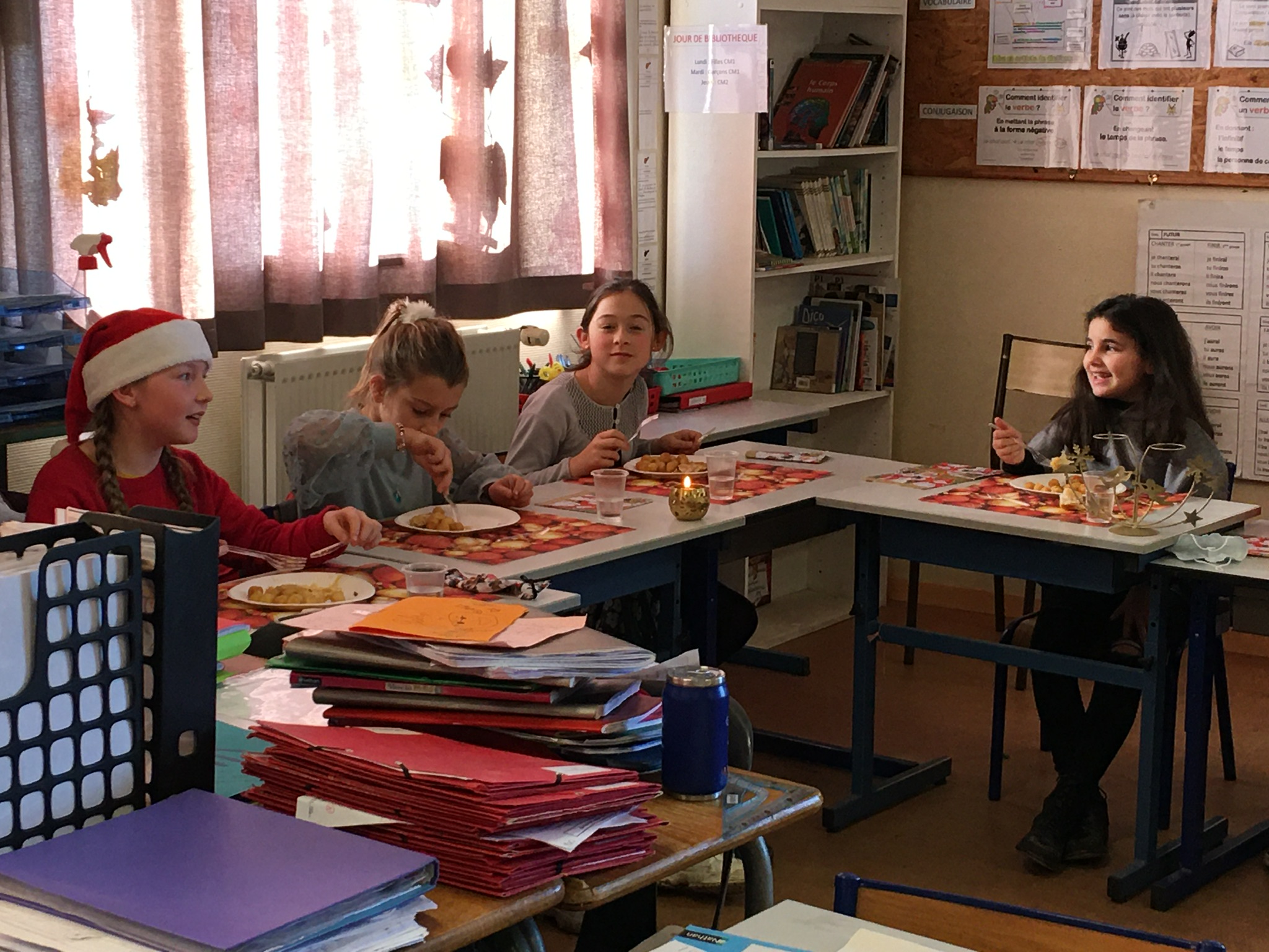 Le repas et le film de Noël ( Article rédigé lors des ateliers d’écriture par Gabin, Camille,Léopold et Anthony)