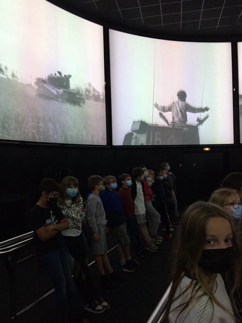 Sortie scolaire de fin d’année à Arromanches sous le le thème de la seconde guerre mondiale et sous un soleil radieux