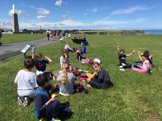 Sortie scolaire de fin d’année à Arromanches sous le le thème de la seconde guerre mondiale et sous un soleil radieux